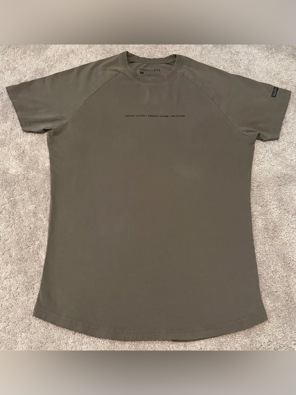 Alphalete Learn More Men’s Army Green Athletic Performance Fit T Shirt Size XS